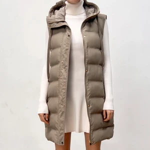 Väst - Helllt ny väst från zara i st xs. Har prislappen på forfarande och kvitto på mail när jag fick hem den. Säljer pga den är lite stor på mig kostade 559 säljer för 350.  frakt står ni för. 