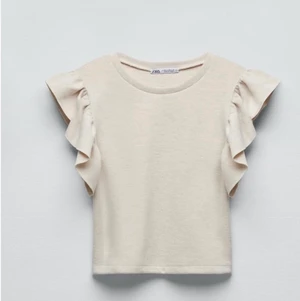 Topp - Säljer denna superfina tröja ifrån zara i storlek S, väldigt söt. Helt ny med lappar kvar. Den är slutsåld på hemsidan 