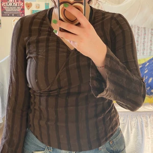 Brun vacker topp  - En brun vacker topp från Kappahl i storlek 38 med vidare ärm. Säljer pågrund av att den är för tight över mina bröst. Så himla vacker färg och modell. 