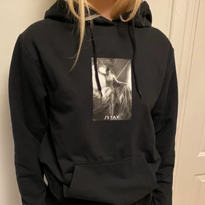 Svart hoodie från the cool elephant - Denna snygga svarta hoodie med tryck från märket STAY är köpt ifrån carlings. Den är använd endast ett fåtal gånger och är väldigt skön att ha på sig! Storlek S men är något oversized. För intresse, kontakta mig här på Plick!💕
