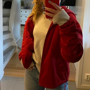 jacka - Säljer en superfin tunn röd jacka med luva. Mycket fint skick! Skriv privat vid fler frågor❤️