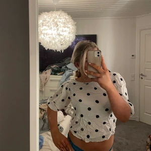 Prickig topp - Liten på mig, jätte söt med öppen rygg 