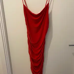 Super snygg fest klänning i färgen röd, helt ny aldrig använd sitter sjukt snyggt. Från femmeluxe