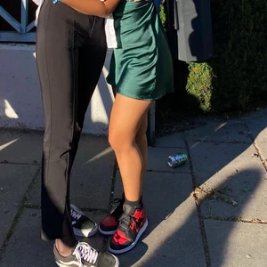 Jordan 1 mid banned  - Säljer mina banned! Har för många skor så tänkte sälja mina mids! De köpta från soldout.se för 1500kr och är nästintill oanvända. Använt vid enstaka tillfällen och när de inte används  ligger de i sin kartong, så har varit väldigt försiktig med dem. Kan mötas upp i Linköping annars står köparen för frakten!