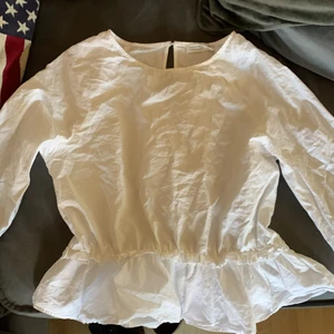 Söt blus  - Säljer nu denna favorit tröjan då den har blivit för liten för mig. Väldigt fint nu till sommaren och mot midsommar för att klä upp det lite extra. 