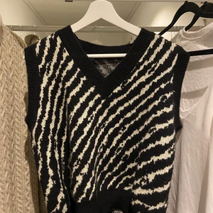 Stickad väst  - Fin stickad väst som tyvärr inte kommer till användning längre, använd ett fåtal gånger och i bra skicka, skulle säga att den passar alla från strl XS-M men är egentligen en S. 100kr + frakt, priset går att förhandlas.