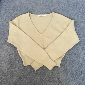 Ljusgrön sweater - Grön sweater från NA-KD! Färgen syns inte så bra på bilden men den är lite lätt ljusgrön (inte neon!!) Jätteskön! Står XS men skulle snarare säga att den sitter som en S/M!