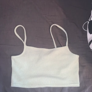 H&M linne - Sitter tajt, mycket urringning 