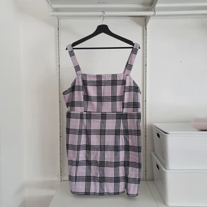 Klänning  - Klänning ifrån HM. Aldrig använd. Har ni några frågor eller vill ha fler bilder är det bara till att skriva. Betalning via swish.