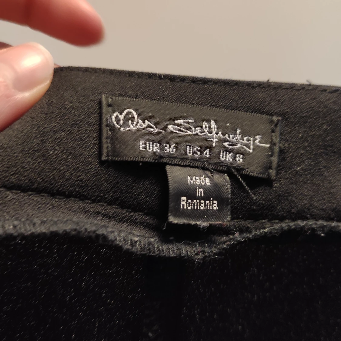 Svarta kostymbyxor med slits  - 91