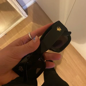Solglasögon från carin wester  - Säljer dessa aldrig använda solglasögon från CW by Carin Wester. Köpta på Åhléns för 399kr. Tjocka fina skalmar med guld detalj. Hör av er för frågor 💕💕