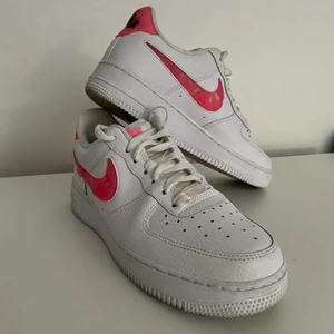 Nike Air Force 1 - Love For All - Nike Air Force 1 - Love For All. Skorna är använda få gånger. Skick 9/10. Storlek: 39. Nypris: 1200kr. Startpris 899kr men priset kan diskuteras vid en snabb affär.