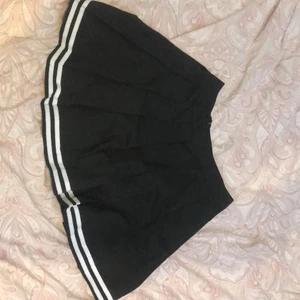 Kjol med två ränder och dragkedja  - Säljer denna kjol pga att jag ej använder den. Har använt den ca 1-2 gånger. Skönt material. Kjolen är från shein. Original pris: 119 kr OBS: köpare står för frakten ❤️