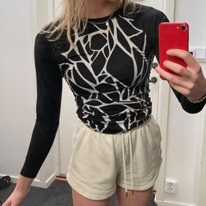 Svart kompressionströja - Svart kompressionstränings tröja med mönster. I mycket bra skick och perfekt för träning eller gym