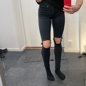 Dr denim svarta jeans - Svarta tighta jeans med hål på knäna från de denim