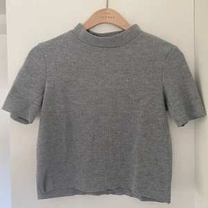 Grå tshirt Zara - Aldirg använd från Zara. Frakt tillkommer 