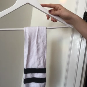 Vita knästrumpor - Helt oanvända vita och svarta knästrumpor! :)