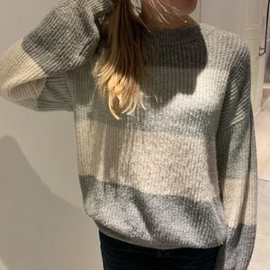 Stickad randig tröja  - En stickad randig tröja från nakd, i storlek xs men passar även större storlekar eftersom att den är overzized. 