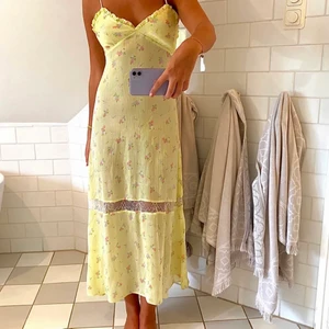 Klänning - Superfin sommarklänning, som ny! (Kan avbryta budgivningen vid bra bud privat och snabb affär) budgivningen gäller ej då hon som vann ångra sig! Budet ligger nu på 570kr