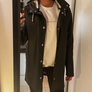 STUTTERHEIM REGNJACKA - Regnjacka från Stutterheim i svart. Knappt använd. Storlek XS. 