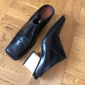 Skinnskor med klack och fyrkantig tå - Säljer ett par skor från zara med låg klack i storlek 37! Dom är aldrig använda! Fyrkantig tå, silvrig blockklack och öppen i hälen! 