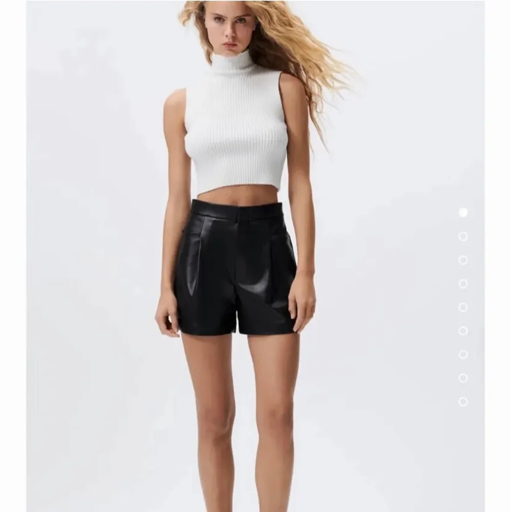 Säljer ett par zara skinnshorts! Helt oanvända och prislapp kvar! . Shorts.