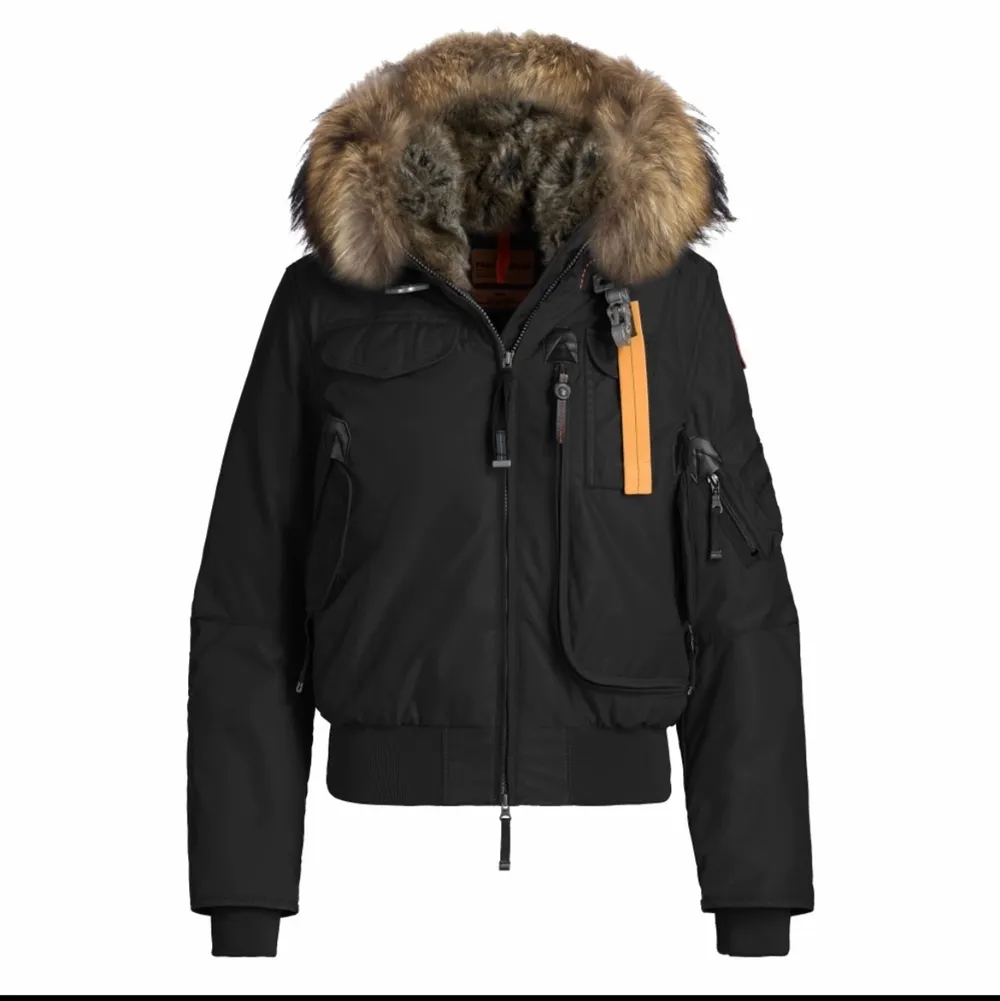 Gobi Womens Hooded Bomber Jacket  Jackan är knappt använd och har inga hål eller andra märken. Jackan är inköpt på Miinto för drygt 2 år sedan.   Nypris 9765kr   Qr-kod finns på jackan, knappar och lappar till jackan         Kan mötas upp eller frakta, köparen står för frakt. . Jackor.