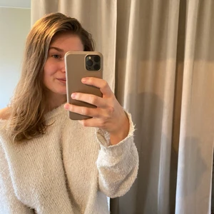 Fluffig tröja i storlek M - Jättefin tröja! Köparen står för frakten ☺️