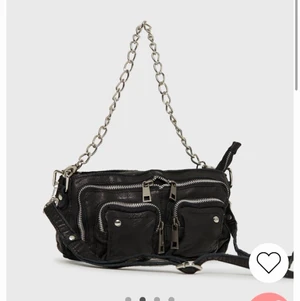 NuNoo Stine Chain Washed - Nunoo väska i skinn, sparsamt använd, köpt för 1299kr, säljer för 300kr. Superfin modell och perfekt storlek 🖤 