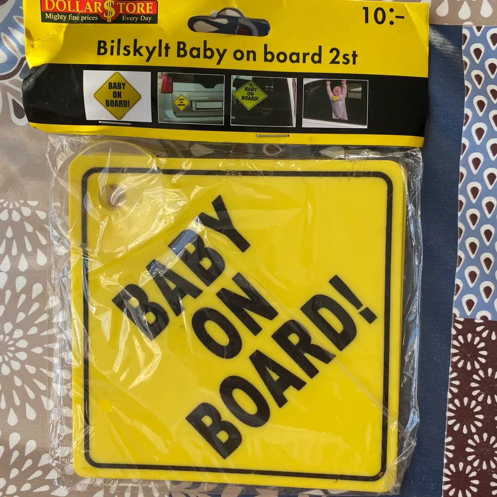 Bil skylt ”baby on board” med sugpropp. Övrigt.