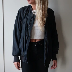 Svart jacka - Frakt tillkommer 