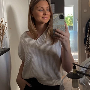 Stickad väst - Säljer min beiga stickade väst då den inte kommer till användning! Använd ca 2 ggr, så i väldigt bra skick 💓 Priset är inkl frakt