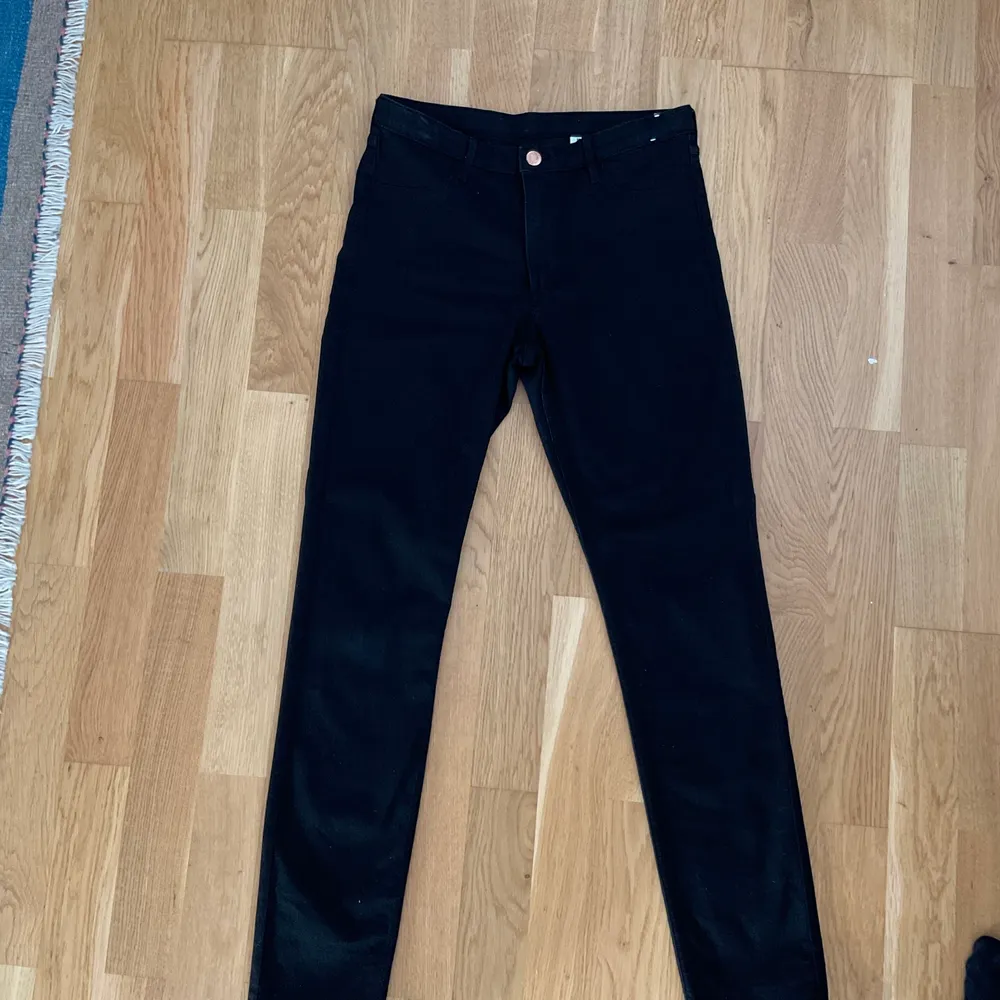 Jag säljer ett par svarta skinny jeans från Lindex 💗. Jeans & Byxor.