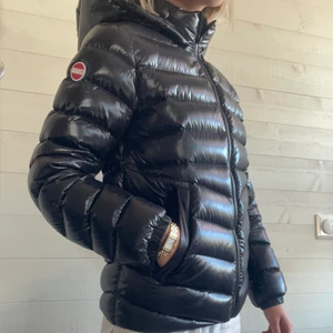 Colmarjacka - Tunnare dunjacka perfekt till våren! Använd ett fåtal ggr, i nyskick! Passar folk i strl XS! Fick i present men inte min stil riktigt :/