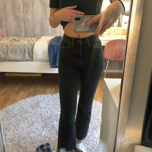 Svarta jeans från Gina som ej säljs längre vad jag vet, modellen flare. Det är storlek 32. Säljer då dem inte kommer till användning. Det är bara att skriva för fler bilder eller frågor! 