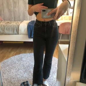 Svarta jeans - Svarta jeans från Gina som ej säljs längre vad jag vet, modellen flare. Det är storlek 32. Säljer då dem inte kommer till användning. Det är bara att skriva för fler bilder eller frågor! 