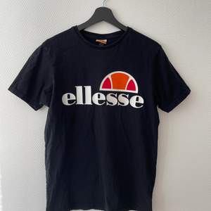 En svart t-shirt från Ellesse i storlek S. Priset är 150 kr men kan diskuteras vid snabb affär!