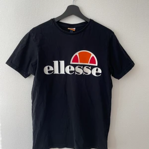 T-shirt från Ellesse - En svart t-shirt från Ellesse i storlek S. Priset är 150 kr men kan diskuteras vid snabb affär!
