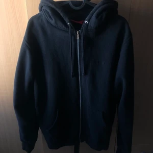 Supreme Hellraiser ss18 - huvtröja från Supreme, skick 7/10, har använts i ca ett år.