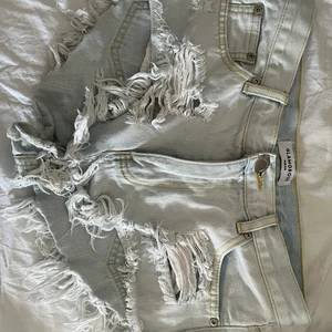 Shorts - Ljusblå jeansshorts med slitning. Storlek M tror jag :)