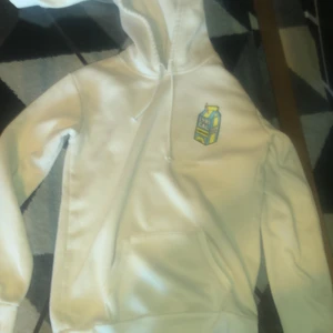 Lyrical lemonade hoodie/huvtröja - Säljer min vita lyrical lemonade hoodie/ huvtröja. Inge fläckar, hål eller annat. Säljer för att jag vill köpa en Nike tech tracksuit 🤍