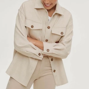 Skjortjacka - säljer denna beiga skjortjacka ifrån ellos i storlek 34, dparsamt använd så inga slitagetecken, perfekt inför höst🍂🥰