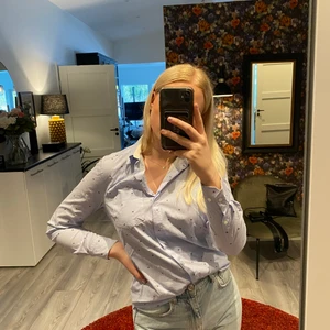 Super trevlig fjärilsskjorta - Skjorta som uppfattas blå men med små vita ränder. Fjärilar som detalj som lyfter skjortan otroligt mycket!!! Säljer bara för jag växt ur.. 