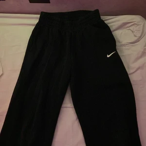 svarta nike byxor - har fickor och sitter om i midjan