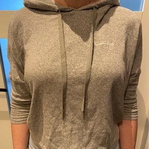 Calvin Klein myströja - En suuuuper skön Calvin Klein tröja som jag använd som mys plagg men är dock så pass snygg att man kan ha den när som helst!! Den är i jääääätte skönt tyg. Köparen står för frakt!