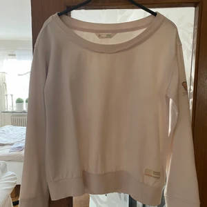 Odd Molly tröja strl 0  - Super söt tröja från Odd Molly i college model, lätt puderrosa med fina detaljer vid armslut med sidenband! Så himla fin och ENDAST provad! 