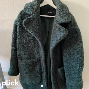 Monki Jacka - Säljer denna sjukt snygga gröna jackan från monki! Supersnygg o passar jättebra men säljer då ja verkligen behvöer pengar! Om ingen är intresserade kan pris diskuteras! Lånad bild av förra köparen!