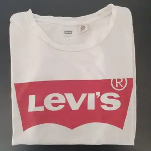 Sparsamt använda t-shirts från Levis, en vit och en grå/brun. Storlek xs på båda. För fler bilder eller frågor så skicka dm. 80kr/st eller 150kr för båda 