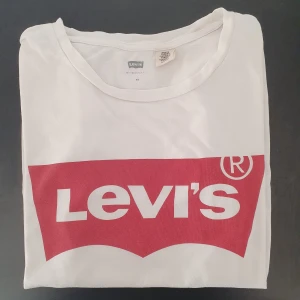 Levis t-shirt - Sparsamt använda t-shirts från Levis, en vit och en grå/brun. Storlek xs på båda. För fler bilder eller frågor så skicka dm. 80kr/st eller 150kr för båda 