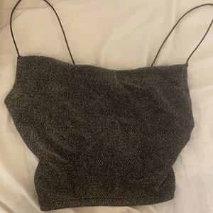 Jättefin glitter topp  - Jättefin glitter topp i stl xs. Bra skick använts endast en gång